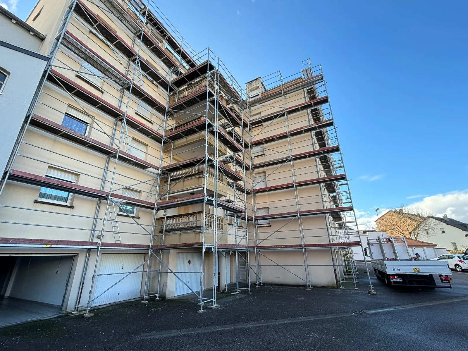 Chantier de rénovation de façade réalisé par ZF Fassaden